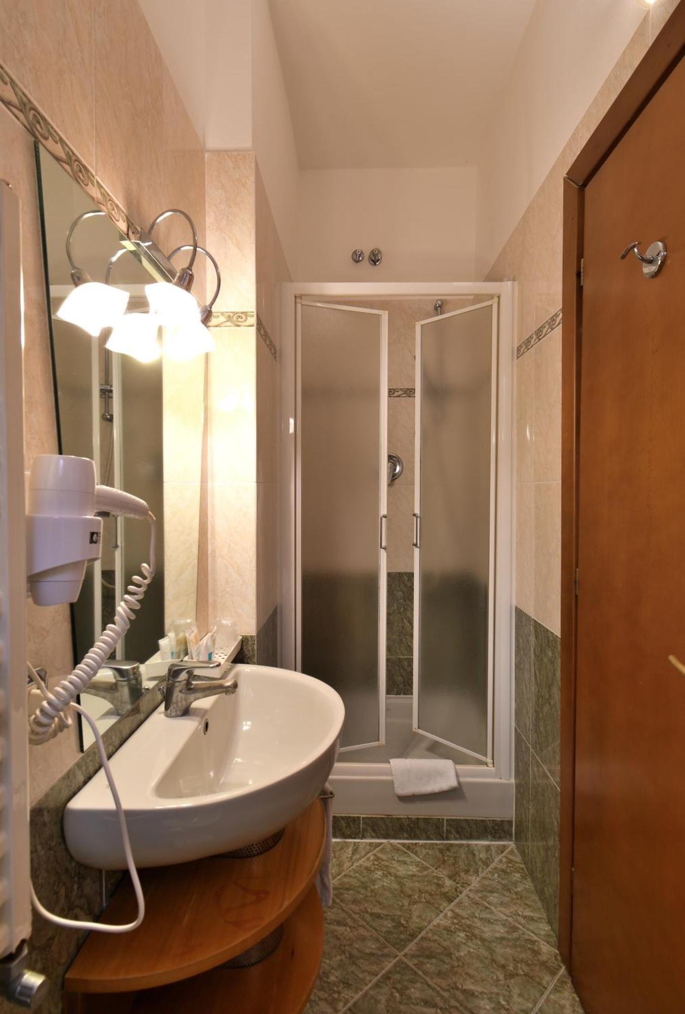 Hotel Cavour Rapallo Exterior photo